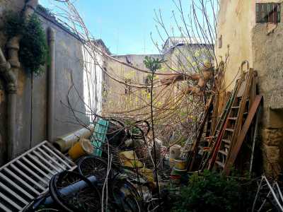 ...che d� accesso al famoso giardino, uno dei pochi ancora presenti a Bari vecchia. Inoltrarsi da qui � per� impossibile: rottami di biciclette, scale, secchi e vegetazione infestante ci impediscono di proseguire